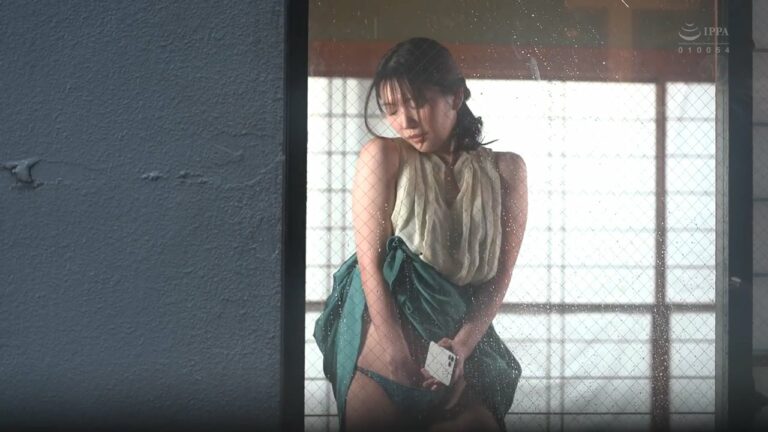 Cậu thanh niên độc thân nhìn lén vợ hàng xóm thủ dâm và cái kết